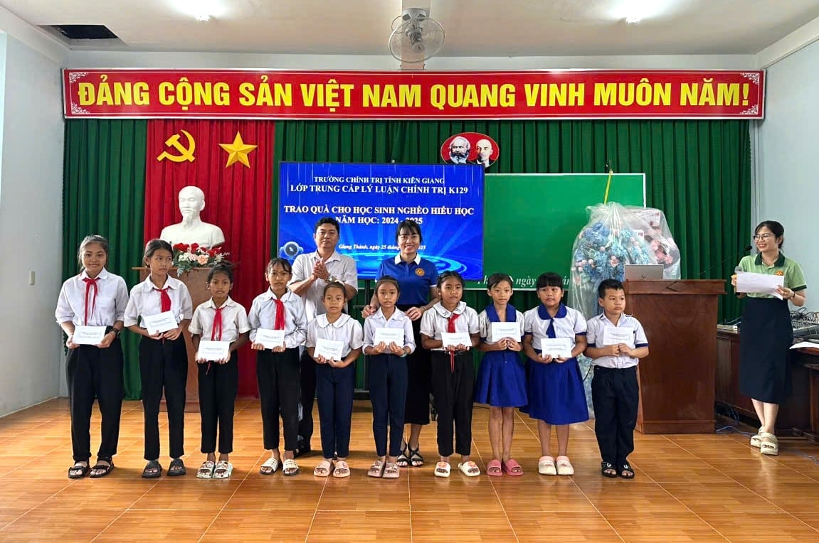 TS. Nguyễn Đặng Thùy Diễm (hàng sau, bên phải), Giáo viên chủ nhiệm lớp Trung cấp lý luận chính trị K129 cùng các đại biểu trao quà cho các em học sinh nghèo hiếu học năm học 2024-2025 tại địa bàn huyện biên giới Giang Thành. Ảnh: Trung Chánh. TS. Nguyễn Đặng Thùy Diễm (hàng sau, bên phải), Giáo viên chủ nhiệm lớp Trung cấp lý luận chính trị K129 cùng các đại biểu trao quà cho các em học sinh nghèo hiếu học năm học 2024-2025 tại địa bàn huyện biên giới Giang Thành. Ảnh: Trung Chánh.