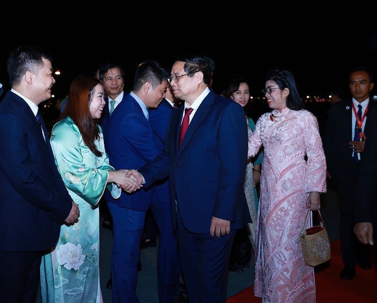 Thủ tướng Chính phủ Phạm Minh Chính và Phu nhân cùng Đoàn đại biểu Việt Nam tới Thủ đô Kuala Lumpur, bắt đầu thăm chính thức Malaysia và tham dự Hội nghị Cấp cao ASEAN lần thứ 46. Ảnh: VGP/Nhật Bắc. Thủ tướng Chính phủ Phạm Minh Chính và Phu nhân cùng Đoàn đại biểu Việt Nam tới Thủ đô Kuala Lumpur, bắt đầu thăm chính thức Malaysia và tham dự Hội nghị Cấp cao ASEAN lần thứ 46. Ảnh: VGP/Nhật Bắc.