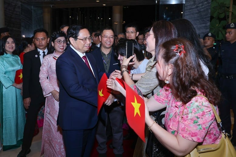 Cộng đồng người Việt Nam tại Malaysia chào đón Thủ tướng Phạm Minh Chính, Phu nhân cùng đoàn công tác. Ảnh: VGP/Nhật Bắc. Cộng đồng người Việt Nam tại Malaysia chào đón Thủ tướng Phạm Minh Chính, Phu nhân cùng đoàn công tác. Ảnh: VGP/Nhật Bắc.