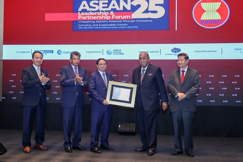 Viện KSI vinh danh Thủ tướng Phạm Minh Chính là Nhà Lãnh đạo ASEAN tiêu biểu năm 2025. Ảnh: Nhật Bắc. Viện KSI vinh danh Thủ tướng Phạm Minh Chính là Nhà Lãnh đạo ASEAN tiêu biểu năm 2025. Ảnh: Nhật Bắc.
