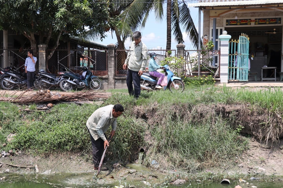 Cán bộ Công ty TNHH MTV Khai thác thủy lợi Tây Ninh kiểm tra, thống kê các tuyến kênh thủy lợi ô nhiễm. Ảnh: Trần Trung. Cán bộ Công ty TNHH MTV Khai thác thủy lợi Tây Ninh kiểm tra, thống kê các tuyến kênh thủy lợi ô nhiễm. Ảnh: Trần Trung.