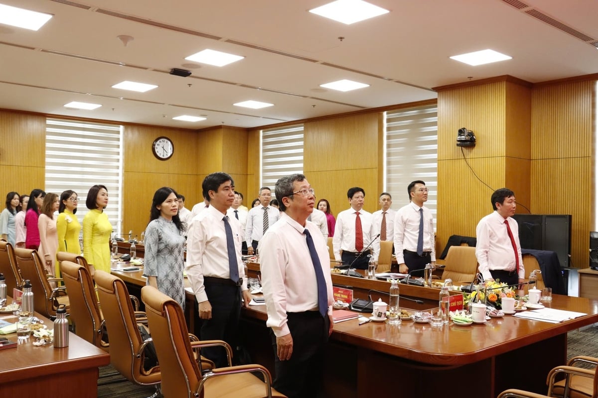Đồng chí Hoàng Trung, Ủy viên Ban Thường vụ Đảng ủy, Thứ trưởng Bộ Nông nghiệp và Môi trường dự và chỉ đạo Đại hội. Tham dự Đại hội có đồng chí Phạm Văn Đương, Phó Trưởng Ban Tổ chức Đảng ủy Bộ NN-MT; đồng chí Nguyễn Thị Yến, Phó Chánh Văn phòng Đảng ủy Bộ NN-MT cùng toàn thể đảng viên Chi bộ Vụ Hợp tác quốc tế. Ảnh: Nguyễn Thủy. Đồng chí Hoàng Trung, Ủy viên Ban Thường vụ Đảng ủy, Thứ trưởng Bộ Nông nghiệp và Môi trường dự và chỉ đạo Đại hội. Tham dự Đại hội có đồng chí Phạm Văn Đương, Phó Trưởng Ban Tổ chức Đảng ủy Bộ NN-MT; đồng chí Nguyễn Thị Yến, Phó Chánh Văn phòng Đảng ủy Bộ NN-MT cùng toàn thể đảng viên Chi bộ Vụ Hợp tác quốc tế. Ảnh: Nguyễn Thủy.