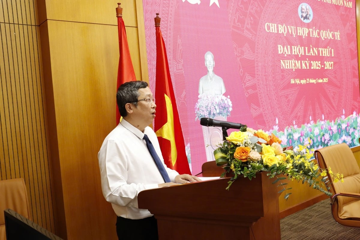 Thứ trưởng Hoàng Trung ghi nhận, nhiệm kỳ qua, Vụ Hợp tác quốc tế đã làm tốt vai trò đầu mối trong việc tham mưu, tổ chức và triển khai công tác đối ngoại, hội nhập quốc tế phục vụ phát triển ngành Nông nghiệp và Môi trường, góp phần định vị thương hiệu nông nghiệp, môi trường Việt Nam trên trường quốc tế. Ảnh: Nguyễn Thủy. Thứ trưởng Hoàng Trung ghi nhận, nhiệm kỳ qua, Vụ Hợp tác quốc tế đã làm tốt vai trò đầu mối trong việc tham mưu, tổ chức và triển khai công tác đối ngoại, hội nhập quốc tế phục vụ phát triển ngành Nông nghiệp và Môi trường, góp phần định vị thương hiệu nông nghiệp, môi trường Việt Nam trên trường quốc tế. Ảnh: Nguyễn Thủy.