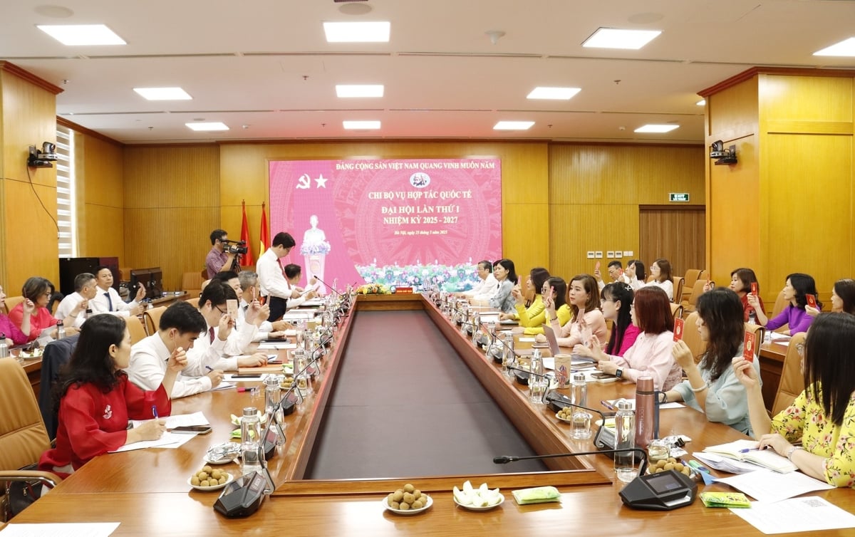 Đại hội Chi bộ Vụ Hợp tác quốc tế lần thứ I, nhiệm kỳ 2025 - 2027 được tiến hành trọng thể với phương châm 'Kế thừa, ổn định, đổi mới, sáng tạo và phát triển, quyết tâm xây dựng chi bộ trong sạch, vững mạnh'. Ảnh: Nguyễn Thủy. Đại hội Chi bộ Vụ Hợp tác quốc tế lần thứ I, nhiệm kỳ 2025 - 2027 được tiến hành trọng thể với phương châm 'Kế thừa, ổn định, đổi mới, sáng tạo và phát triển, quyết tâm xây dựng chi bộ trong sạch, vững mạnh'. Ảnh: Nguyễn Thủy.