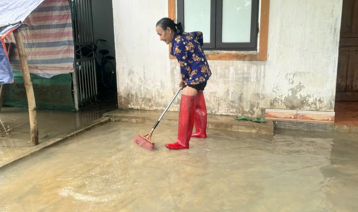 Lũ rút chậm nên người dân đang gặp nhiều khó khăn trong việc dọn dẹp. Đáng lo ngại, theo dự báo, những ngày tới trời Hà Tĩnh tiếp tục mưa, nguy cơ thiệt hại cho sản xuất càng gia tăng hơn. Lũ rút chậm nên người dân đang gặp nhiều khó khăn trong việc dọn dẹp. Đáng lo ngại, theo dự báo, những ngày tới trời Hà Tĩnh tiếp tục mưa, nguy cơ thiệt hại cho sản xuất càng gia tăng hơn.