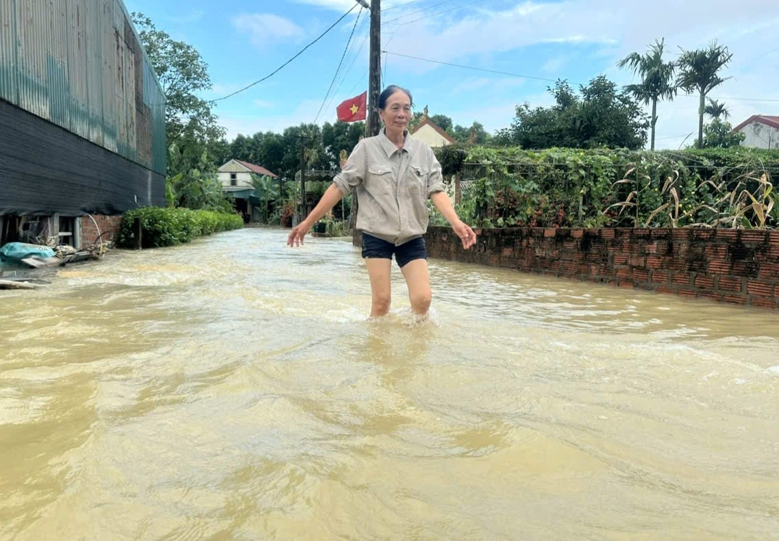 Nhiều tuyến đường bị ngập khiến việc đi lại khó khăn. Nhiều tuyến đường bị ngập khiến việc đi lại khó khăn.