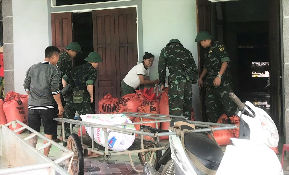 Sáng 25/5, các lực lượng Công an, Quân đội, ban ngành đoàn thể ở huyện Cẩm Xuyên hỗ trợ người dân đem lúa đi sấy. Sáng 25/5, các lực lượng Công an, Quân đội, ban ngành đoàn thể ở huyện Cẩm Xuyên hỗ trợ người dân đem lúa đi sấy.
