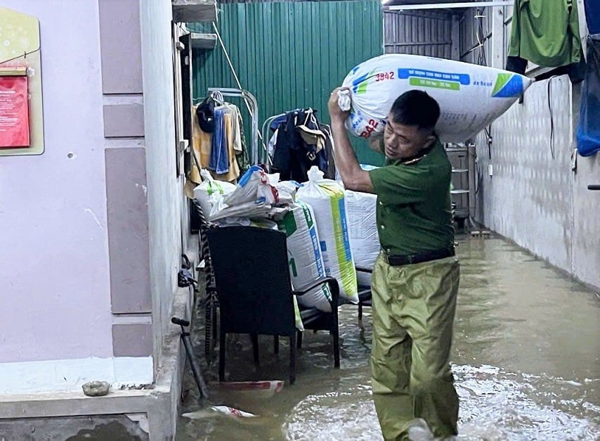 Lực lượng chức năng hỗ trợ bà con di dời tài sản xuyên đêm. Ảnh: Hưng Phúc. Lực lượng chức năng hỗ trợ bà con di dời tài sản xuyên đêm. Ảnh: Hưng Phúc.