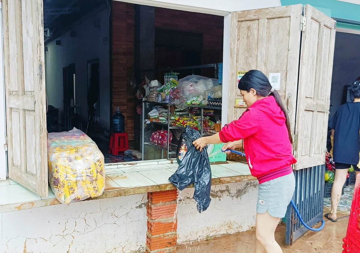 Lũ rút đến đâu người dân dọn dẹp nhà cửa đến đó. Ảnh: Thanh Nga. Lũ rút đến đâu người dân dọn dẹp nhà cửa đến đó. Ảnh: Thanh Nga.