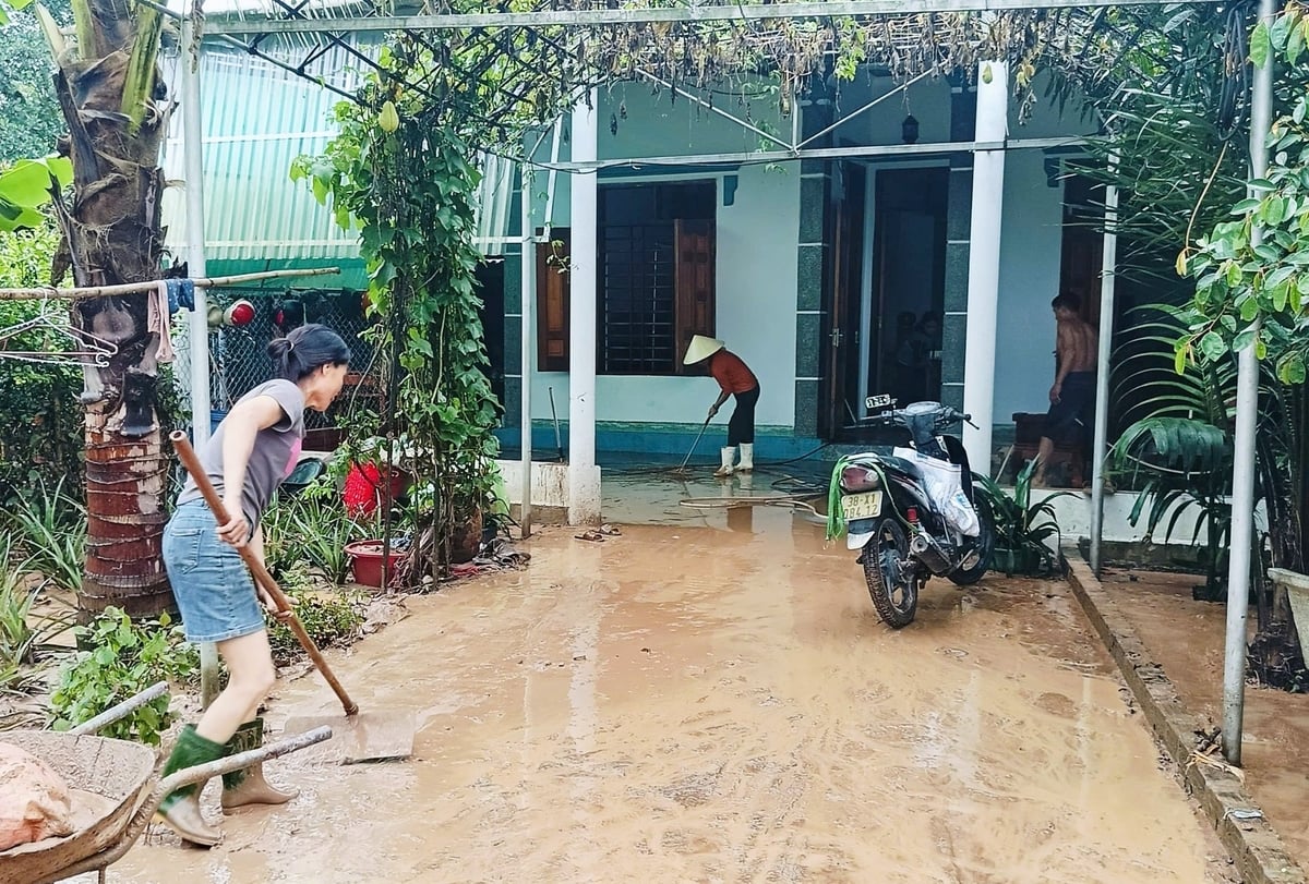 Bùn đất lũ quét còn sót lại tại nhà dân. Ảnh: Thanh Nga. Bùn đất lũ quét còn sót lại tại nhà dân. Ảnh: Thanh Nga.