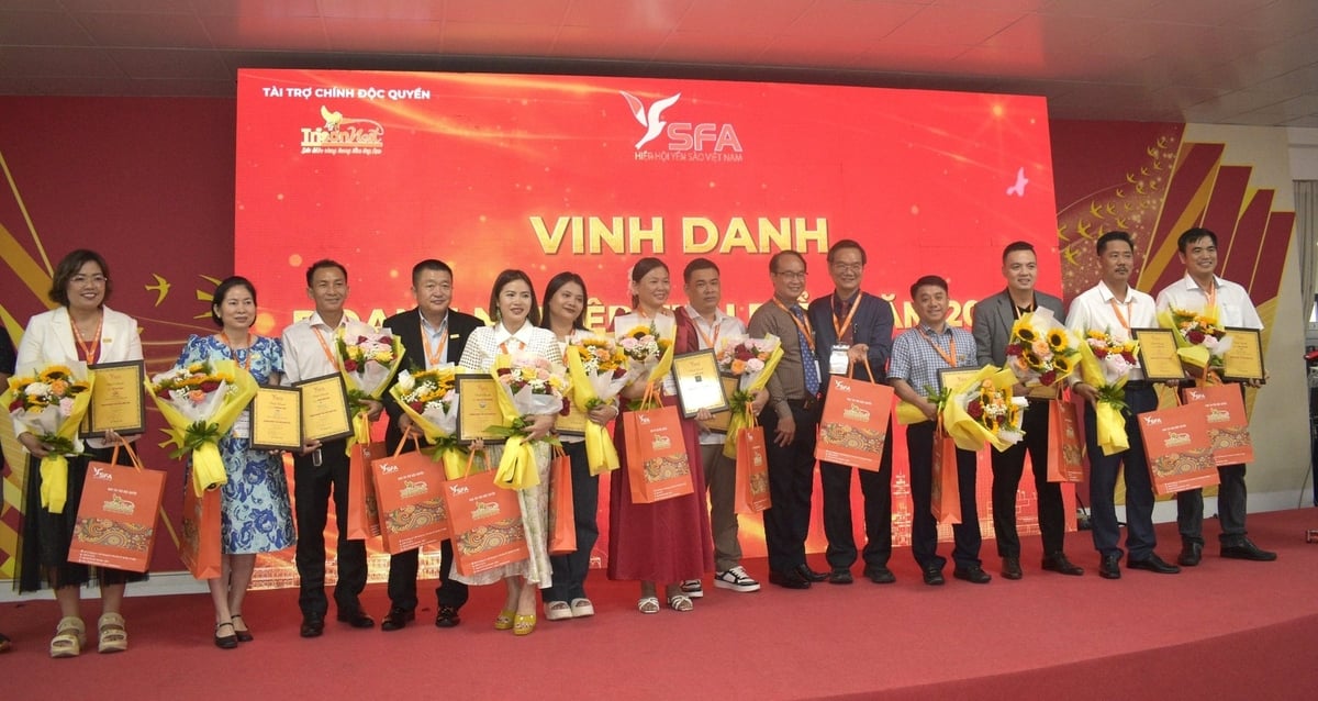 Hiệp hội Yến sào Việt Nam vinh danh 29 doanh nghiệp tiêu biểu có đóng góp cho ngành yến năm 2024. Ảnh: Minh Đảm. Hiệp hội Yến sào Việt Nam vinh danh 29 doanh nghiệp tiêu biểu có đóng góp cho ngành yến năm 2024. Ảnh: Minh Đảm.
