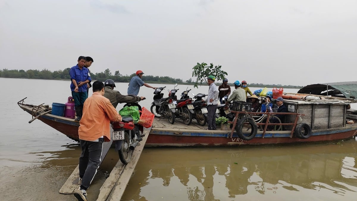 Muốn ra Hồng Lam chỉ có cách đi đò ngang. Ảnh: Ngô Đức Hành. Muốn ra Hồng Lam chỉ có cách đi đò ngang. Ảnh: Ngô Đức Hành.