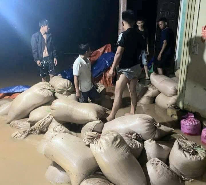 Lúa của người dân thu hoạch đem về nhà không kịp kê cao bị ngập trong nước lũ. Ảnh: Người dân cung cấp. Lúa của người dân thu hoạch đem về nhà không kịp kê cao bị ngập trong nước lũ. Ảnh: Người dân cung cấp.