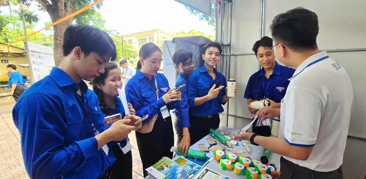 Bên cạnh các phiên thảo luận chuyên sâu, tại sự kiện còn có hàng chục gian hàng triển lãm giới thiệu thành tựu nổi bật và công nghệ tiên tiến trong ngành chăn nuôi heo thu hút các bạn trẻ, sinh viên tìm hiểu, trải nghiệm công nghệ mới. Ảnh: Xuân Hưng. Bên cạnh các phiên thảo luận chuyên sâu, tại sự kiện còn có hàng chục gian hàng triển lãm giới thiệu thành tựu nổi bật và công nghệ tiên tiến trong ngành chăn nuôi heo thu hút các bạn trẻ, sinh viên tìm hiểu, trải nghiệm công nghệ mới. Ảnh: Xuân Hưng.