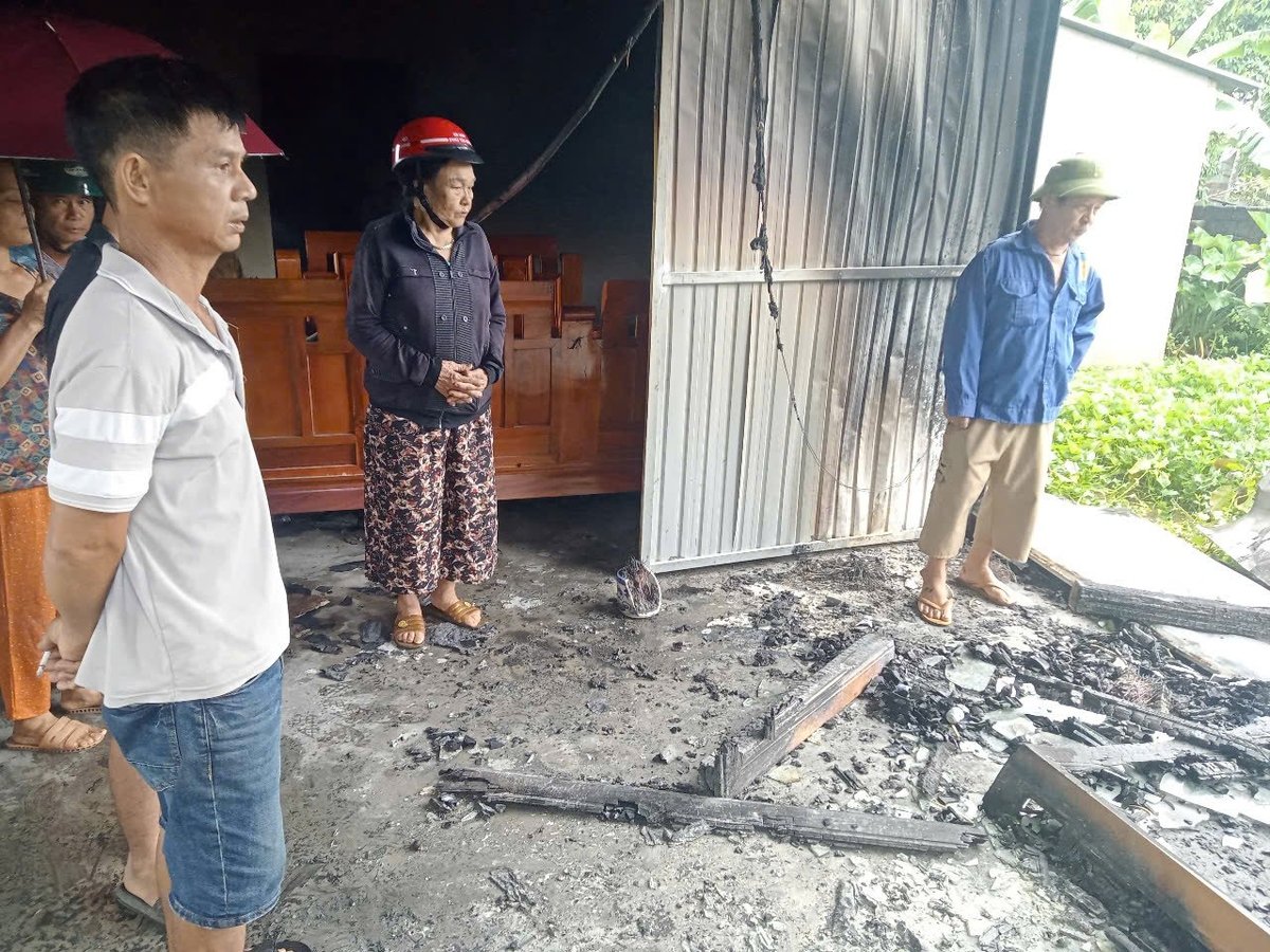 Bà con hàng xóm tới hỗ trợ dọn dẹp ngôi nhà bị cháy do sét đánh. Ảnh: Ánh Nguyệt. Bà con hàng xóm tới hỗ trợ dọn dẹp ngôi nhà bị cháy do sét đánh. Ảnh: Ánh Nguyệt.