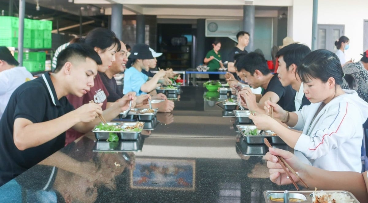 PACOW chăm lo từ bữa ăn đến tất cả các phúc lợi cho người lao động. Ảnh: Trần Trung.