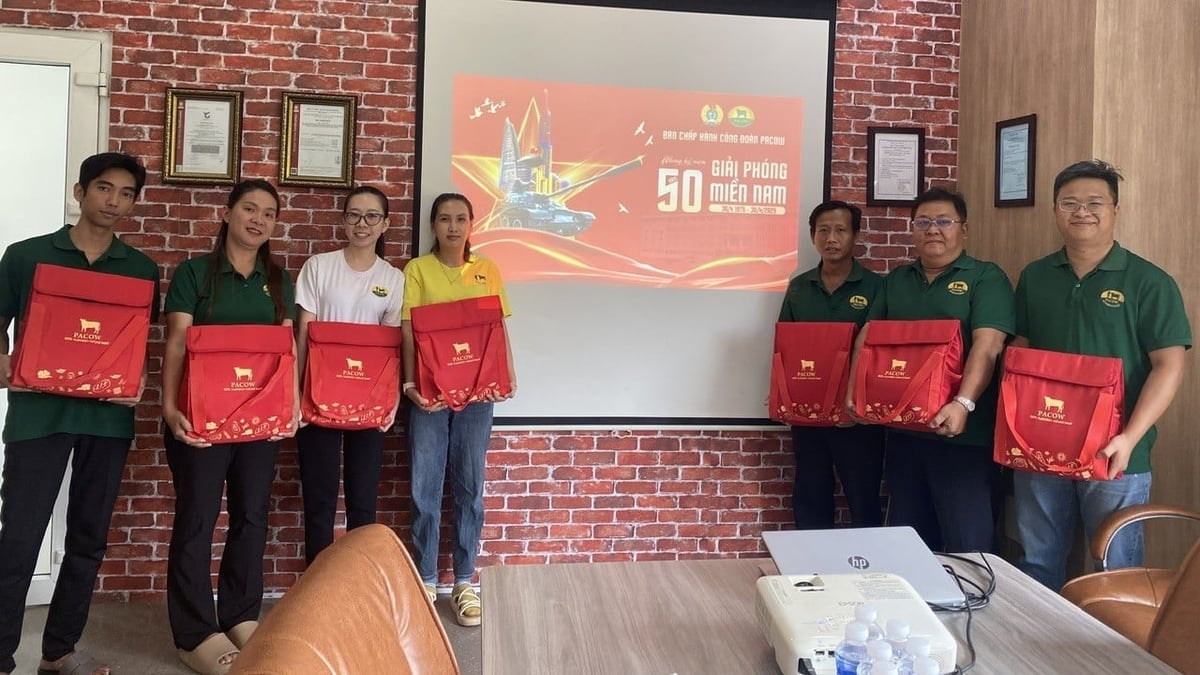 Bạn Nguyễn Thị Cẩm Tú (áo vàng) phấn khởi khi được tuyển dụng vào công ty PACOW. Ảnh: Trần Trung.