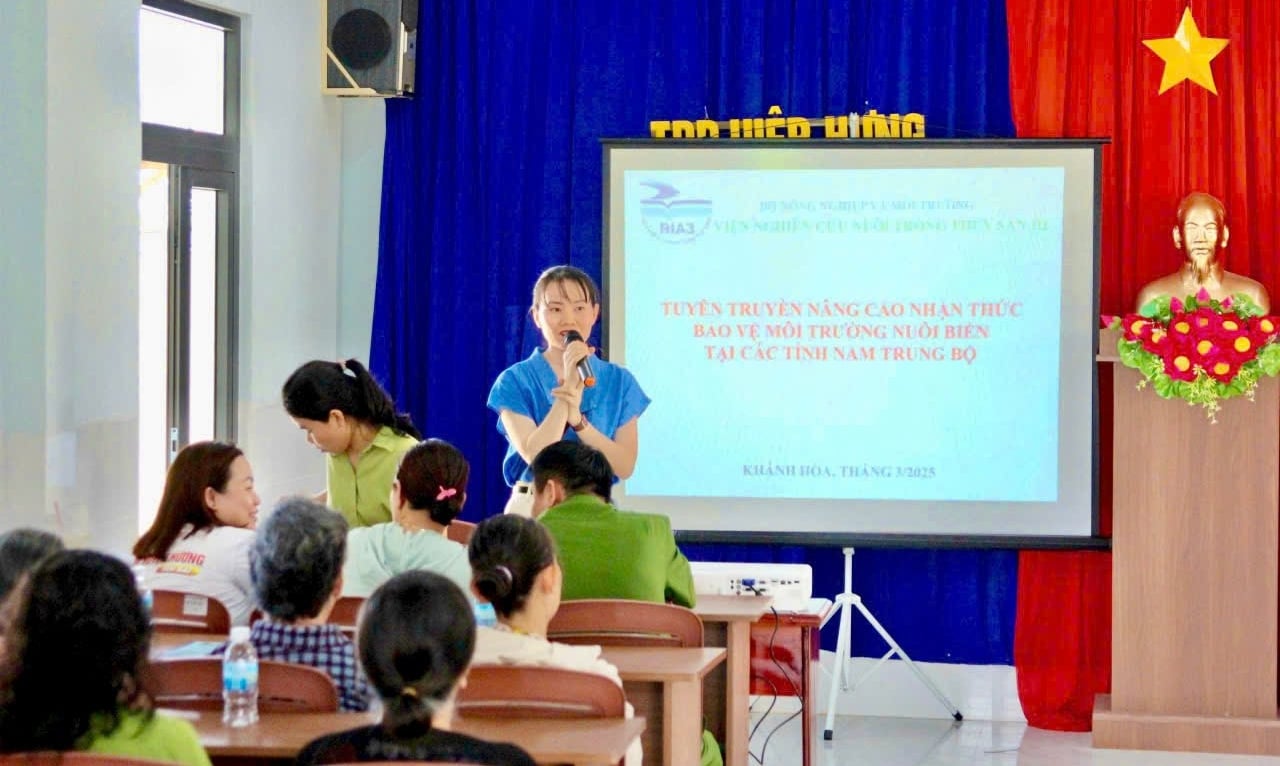 Cơ quan chức năng tuyên truyền cho các hộ nuôi nâng cao nhận thức bảo vệ môi trường biển. Ảnh: KS. Cơ quan chức năng tuyên truyền cho các hộ nuôi nâng cao nhận thức bảo vệ môi trường biển. Ảnh: KS.