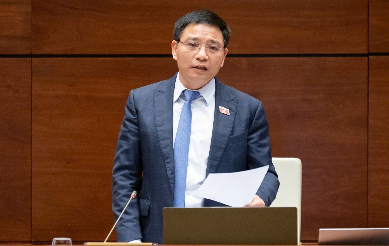 Bộ trưởng Bộ Tài chính Nguyễn Văn Thắng trả lời tại nghị trường. Ảnh: Quốc hội.