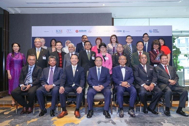 The Prime Minister took souvenir photos with the delegates attending the forum. Photo: Nhat Bac.