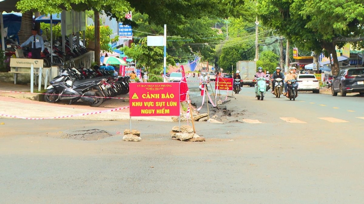 Khu vực bị sụt lún nằm ngay trung tâm TP. Gia Nghĩa nên rất nguy hiểm, nhất là vào thời gian cao điểm. Ảnh: Văn Ba.