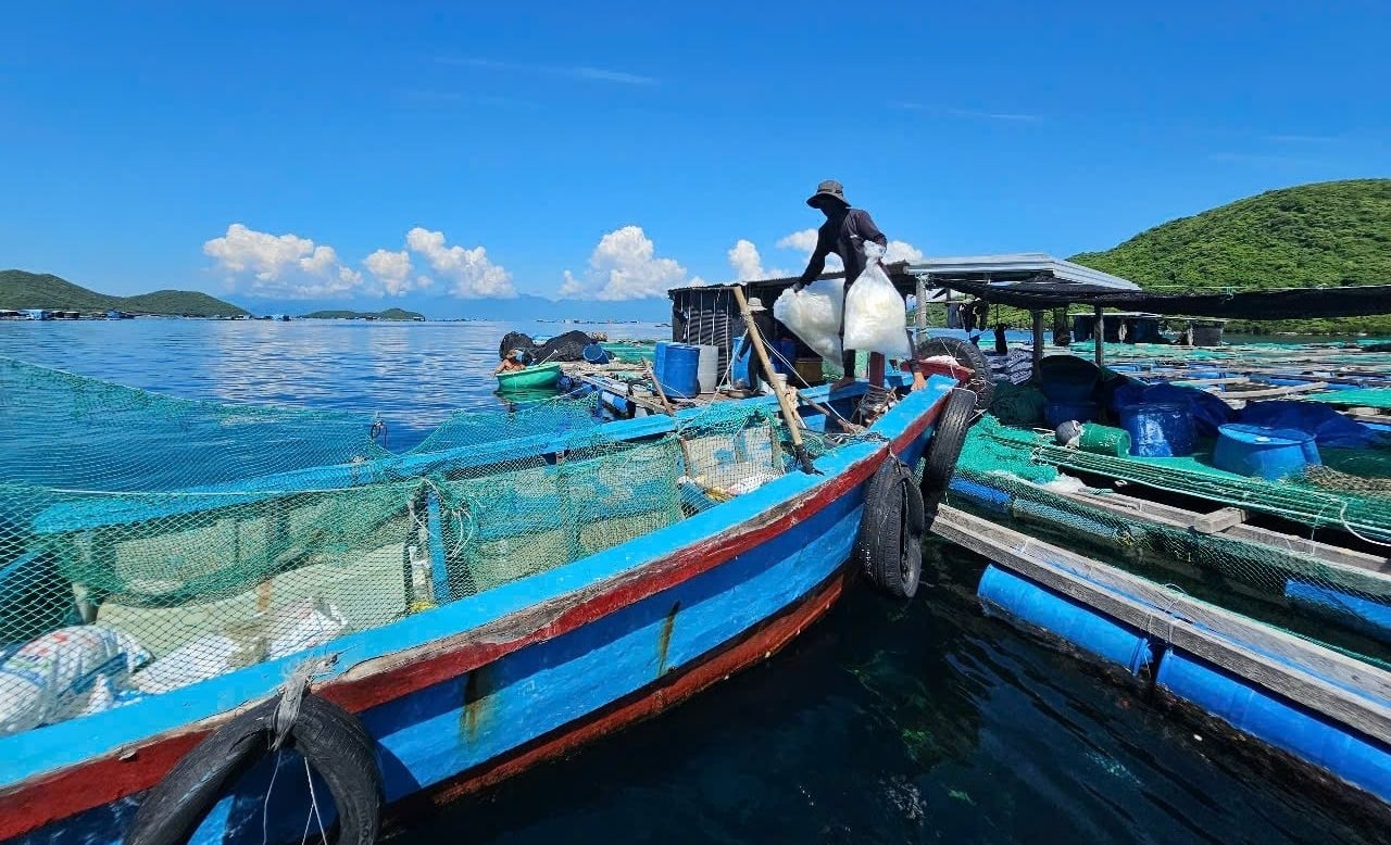 Mô hình xã hội hóa thu gom rác trên lồng bè nuôi trồng thủy sản tại xã Vạn Thạnh, huyện Vạn Ninh (Khánh Hòa). Ảnh: KS. Mô hình xã hội hóa thu gom rác trên lồng bè nuôi trồng thủy sản tại xã Vạn Thạnh, huyện Vạn Ninh (Khánh Hòa). Ảnh: KS.