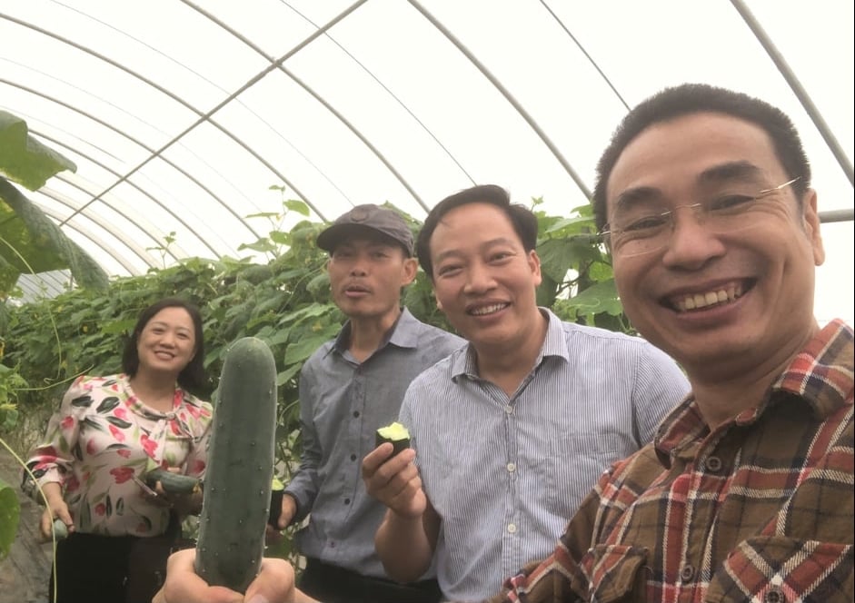 Niềm vui của du khách khi thưởng thức sản phẩm trong nhà màng. Ảnh: Đào Vũ. Niềm vui của du khách khi thưởng thức sản phẩm trong nhà màng. Ảnh: Đào Vũ.