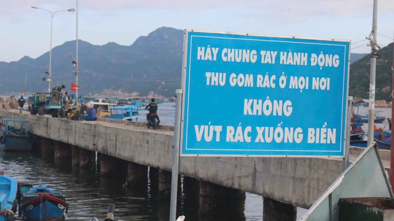 Các địa phương gắn biển tuyên truyền người dân chung tay bảo vệ môi trường biển. Ảnh: KS. Các địa phương gắn biển tuyên truyền người dân chung tay bảo vệ môi trường biển. Ảnh: KS.