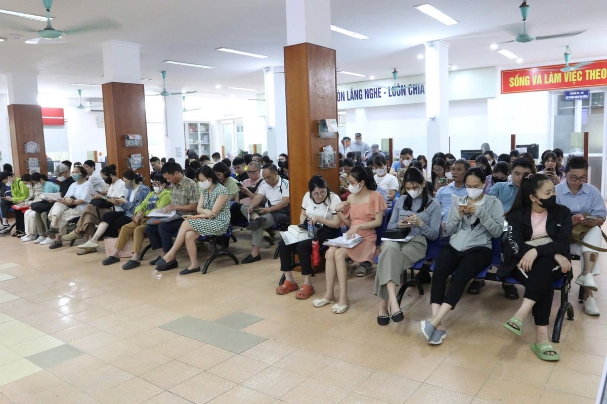 Người lao động đến các Trung tâm việc làm để tư vấn. Ảnh: Thủy Nhi.