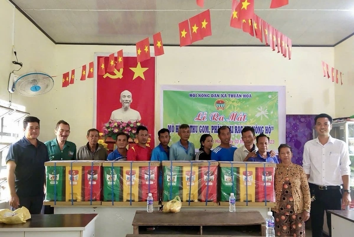 Tỉnh Sóc Trăng cũng sẽ hỗ trợ các thùng lưu chứa rác để khuyến khích người dân hình thành thói quen phân loại rác ngay tại nhà, hướng đến giảm thiểu rác thải nhựa. Ảnh: Lê Hùng.