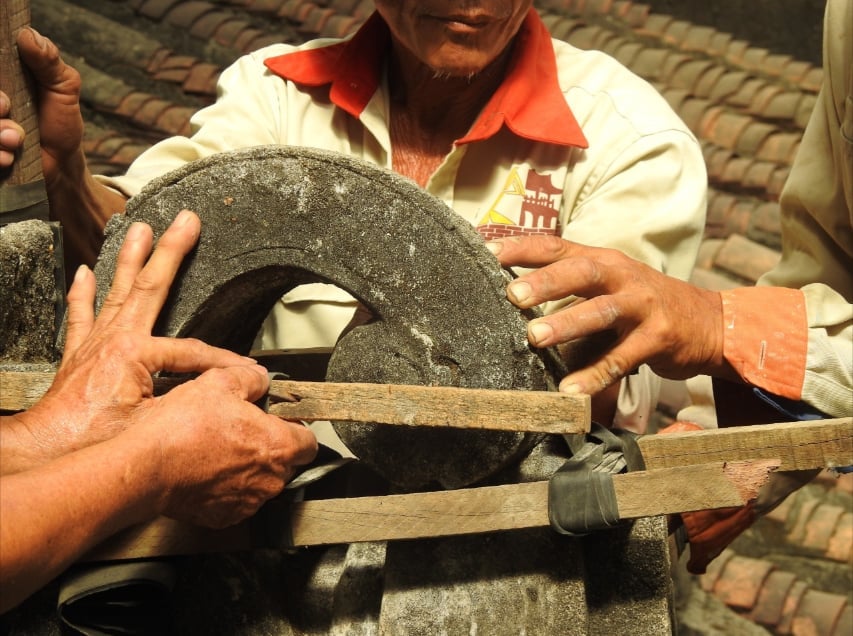 Trong thi công tác tu bổ, ưu tiên sử dụng phương pháp thi công truyền thống. Ảnh: Khánh Chi.