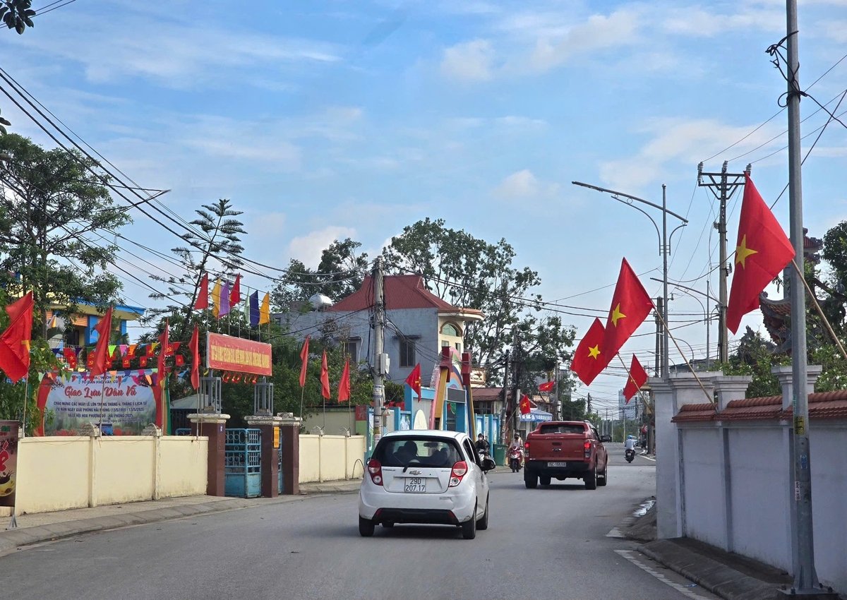 Đường ngõ được rải nhựa, rộng 5 mét khang trang, sạch đẹp, có điện chiếu sáng tại phường Đồng Thái. Ảnh: Đinh Mười. Đường ngõ được rải nhựa, rộng 5 mét khang trang, sạch đẹp, có điện chiếu sáng tại phường Đồng Thái. Ảnh: Đinh Mười.