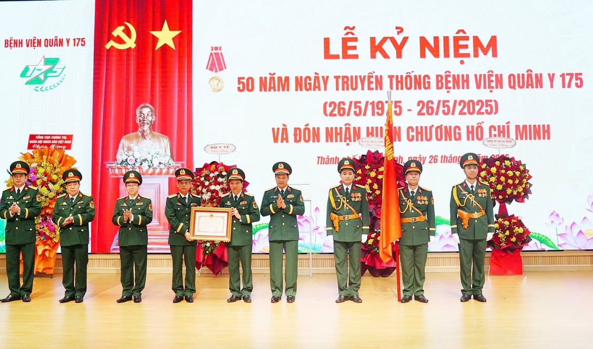 Bệnh viện Quân y 175 đón nhận Huân chương Hồ Chí Minh. Ảnh: Trần Chính.