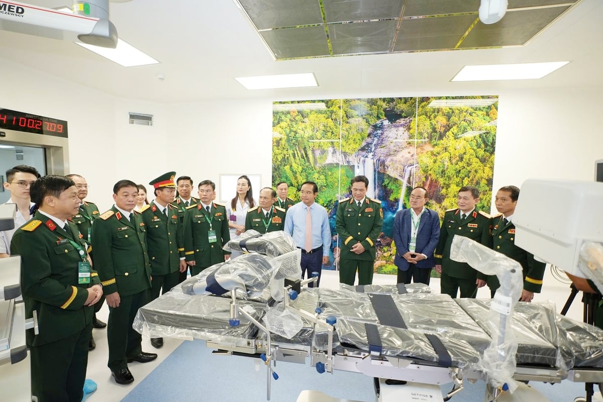 Đại biểu tham quan tòa nhà 1.000 giường Bệnh viện Quân y 175. Ảnh: Trần Chính.