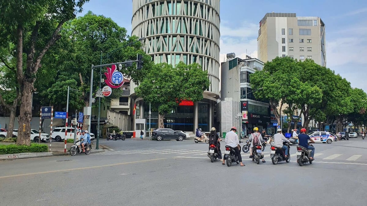 Cầu Trần Hưng Đạo có điểm đầu là ngã 5 Trần Hưng Đạo - Lê Thánh Tông - Trần Thánh Tông - Hàn Thuyên (quận Hoàn Kiếm và Hai Bà Trưng). Ảnh: Xuân Vũ. Cầu Trần Hưng Đạo có điểm đầu là ngã 5 Trần Hưng Đạo - Lê Thánh Tông - Trần Thánh Tông - Hàn Thuyên (quận Hoàn Kiếm và Hai Bà Trưng). Ảnh: Xuân Vũ.