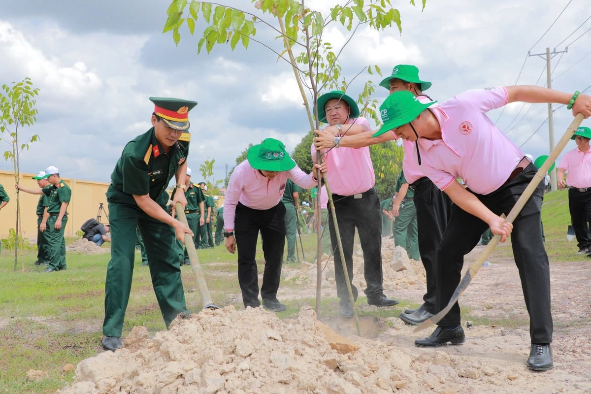 Đại diện C.P. Việt Nam trồng cây cùng cán bộ, chiến sĩ Lữ đoàn 22 – Binh chủng Tăng Thiết giáp (TP. Biên Hòa). Ảnh Trần Quân.