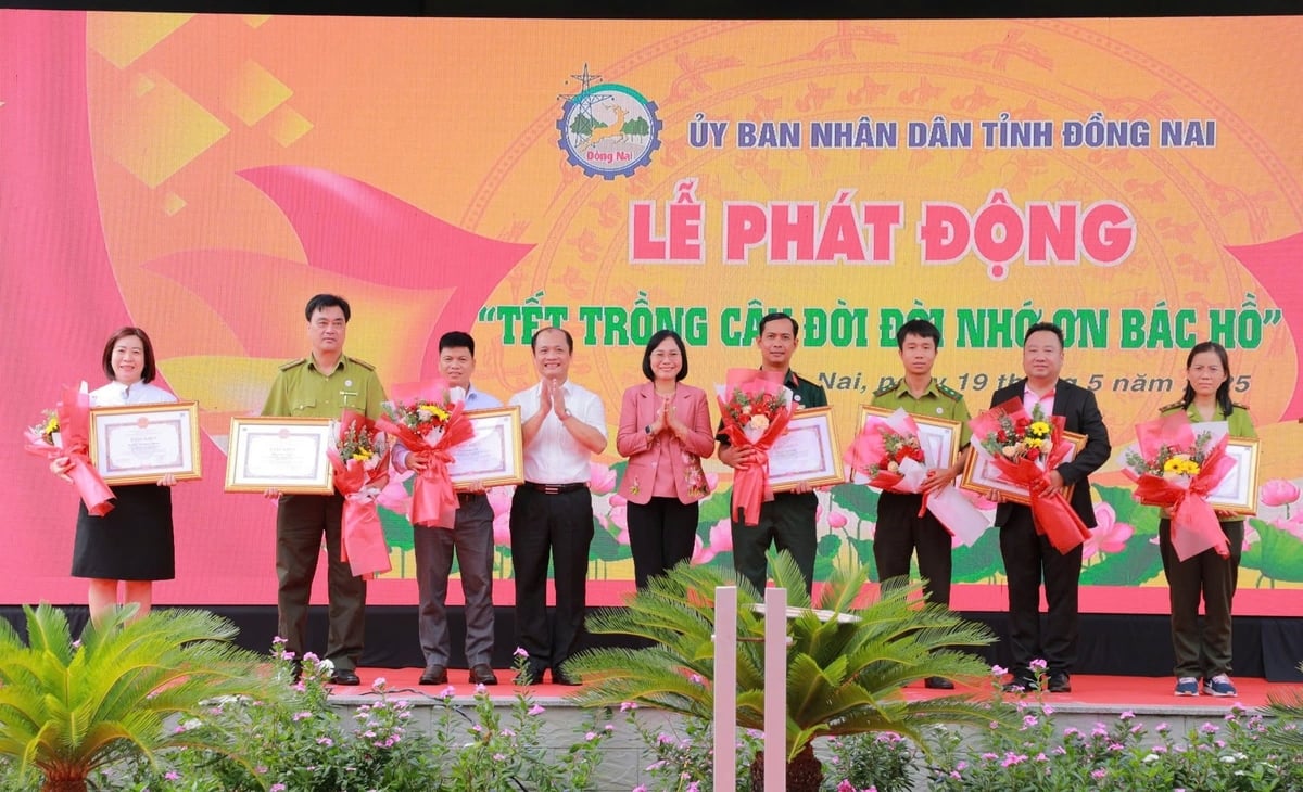 Đại diện C.P. Việt Nam (thứ 2 từ phải sang) nhận bằng khen từ UBND tỉnh Đồng Nai. Ảnh: Trần Quân.