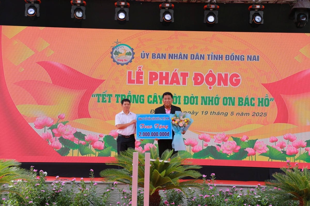 Ông Sawang Chanprasert đại diện C.P. Việt Nam trao bảng cam kết tiếp tục tài trợ kinh phí cho các hoạt động môi trường trong giai đoạn tiếp theo. Ảnh: Trần Quân.