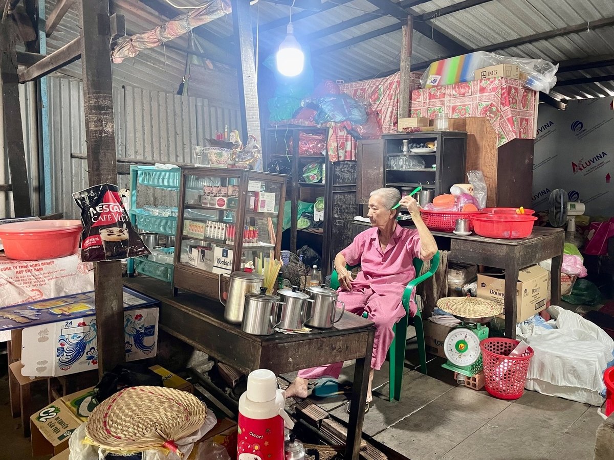 Người dân kênh Đôi cần công ăn việc làm nơi ở mới, bởi vốn dĩ họ chịu thiệt thòi trong việc giải tỏa di dời. Ảnh: Đình Du.