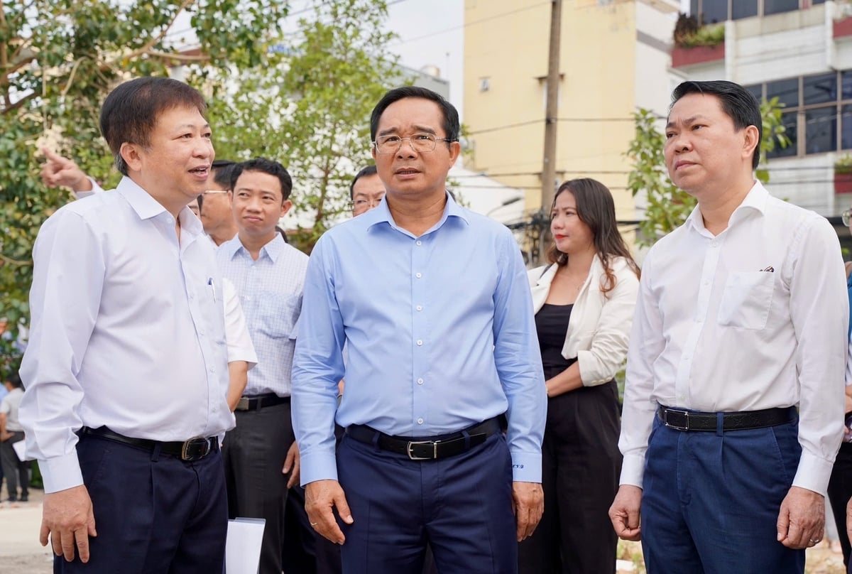 Ông Nguyễn Văn Được - Chủ tịch UBND TP.HCM (giữa) trong chuyến khảo sát thực địa 'Đề án chỉnh trang đô thị khu vực nhà ven kênh rạch ở quận 8' vào giữa tháng 4 vừa qua. Ảnh: Nhật Thành.