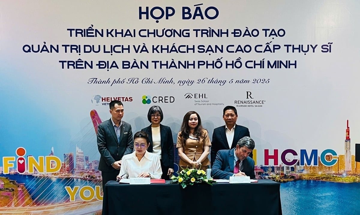 Ngành du lịch TP.HCM phối hợp cùng Dự án Du lịch Thụy Sĩ vì sự phát triển bền vững tại Việt Nam triển khai chương trình đào tạo nguồn nhân lực du lịch. Ảnh: Hà Duyên
