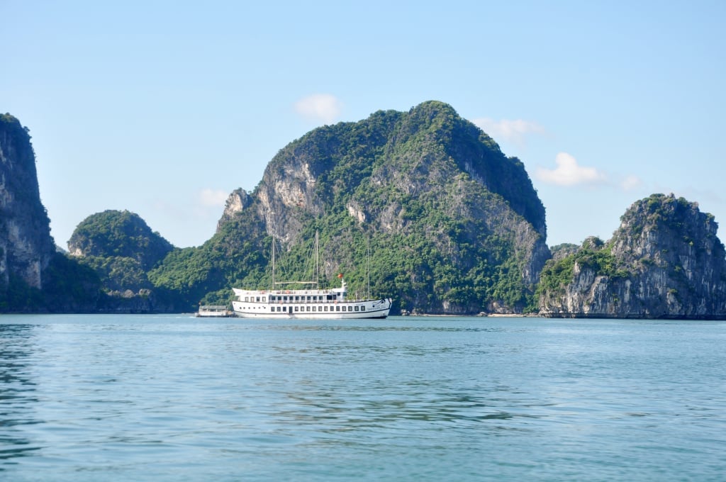 Hạ Long triển khai đồng bộ các giải pháp giảm thiểu rác thải nhựa không chỉ giúp giữ gìn cảnh quan môi trường cho một trong những kỳ quan thiên nhiên thế giới, mà còn là đóng góp thiết thực của Việt Nam vào cuộc chiến chống ô nhiễm nhựa toàn cầu. Ảnh: Nguyễn Đăng.