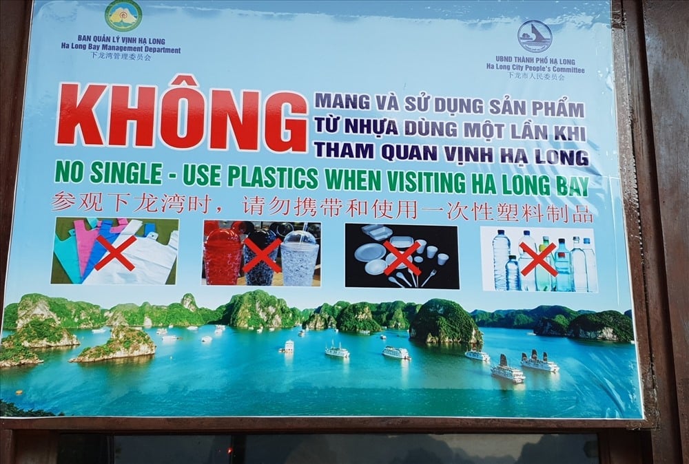 Các biển tuyên truyền về việc không dùng các sản phẩm làm từ nhựa sử dụng một lần được đặt ở tất cả các điểm tham quan trên Vịnh Hạ Long. Ảnh: Thủy Nguyễn.