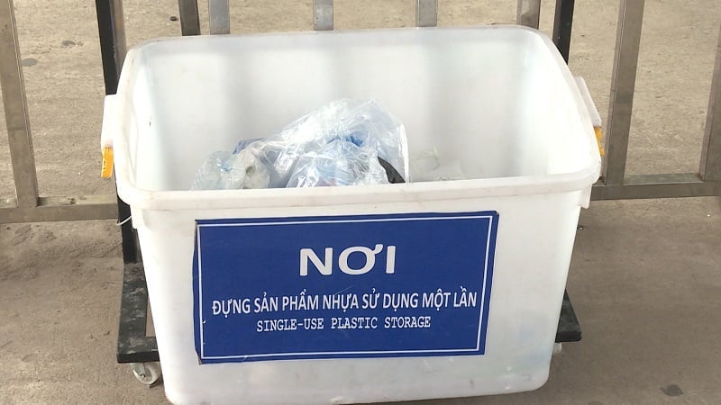 Thùng đựng sản phẩm nhựa dùng một lần được đặt ở nơi soát vé tham quan Vịnh Hạ Long. Ảnh: Hoài Minh.