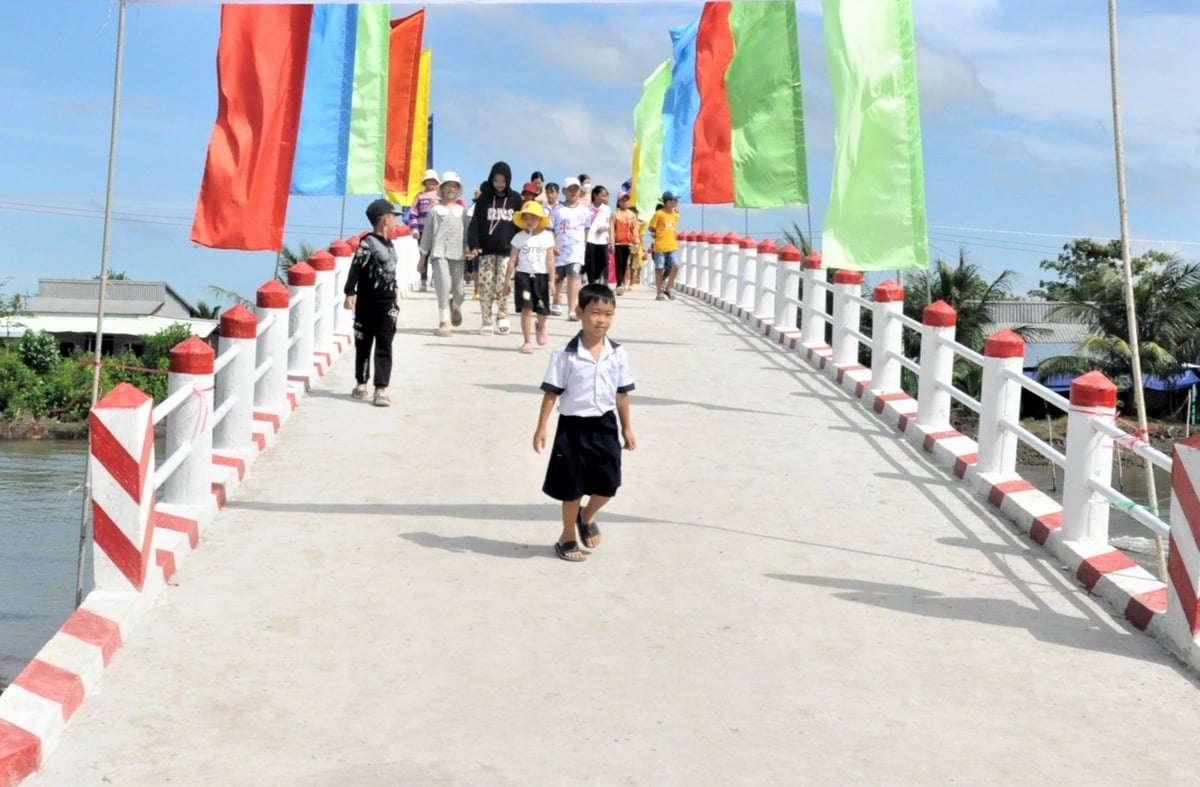 Trong giai đoạn 2021-2025, hoạt động 'Tết Quân Dân' tỉnh Kiên Giang đã huy động được hàng trăm tỷ đồng xây dựng mới 120 cây cầu và nâng cấp trên 155 km đường nông thôn giao thông thông. Ảnh: Trung Chánh.