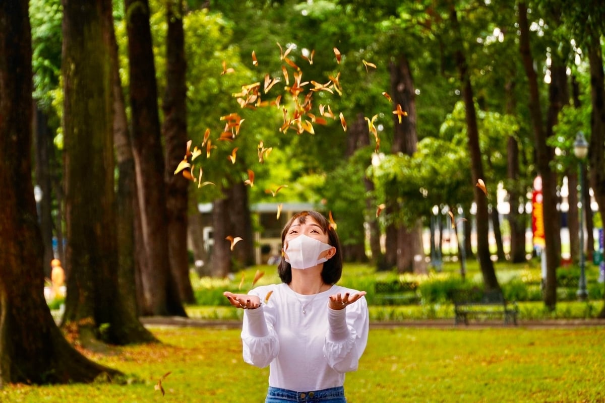 Khách du lịch thích thú tung cánh hoa dầu lên cao. Ảnh: Đình Du.