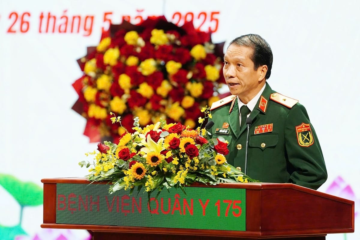 Thiếu tướng Trần Quốc Việt, Giám đốc Bệnh viện Quân y 175, phát biểu tại buổi lễ. Ảnh: Trần Chính.