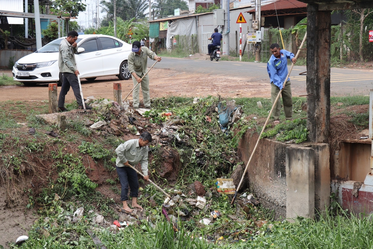 Chính quyền xã Phước Minh phối hợp Xí nghiệp Thủy lợi Dương Minh Châu ra quân dọn rác kênh thủy lợi. Ảnh: Trần Trung. Chính quyền xã Phước Minh phối hợp Xí nghiệp Thủy lợi Dương Minh Châu ra quân dọn rác kênh thủy lợi. Ảnh: Trần Trung.