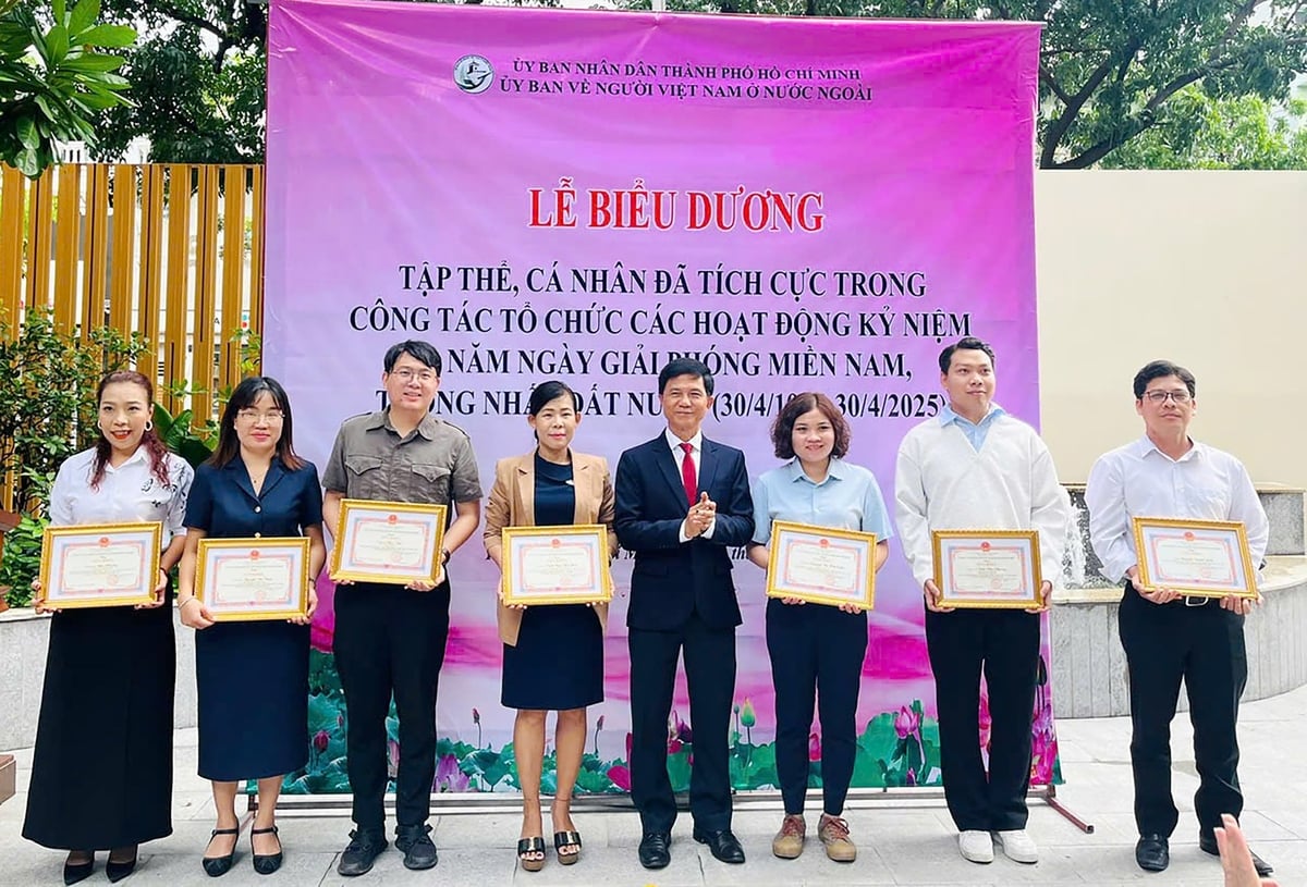 Ủy ban về người Việt Nam ở nước ngoài TP.HCM tuyên dương phóng viên, biên tập viên các cơ quan báo chí trên địa bàn TP.HCM tích cực tham gia thông tin, tuyên truyền công tác về người Việt Nam ở nước ngoài. Ảnh: Hoàng Tuyết.