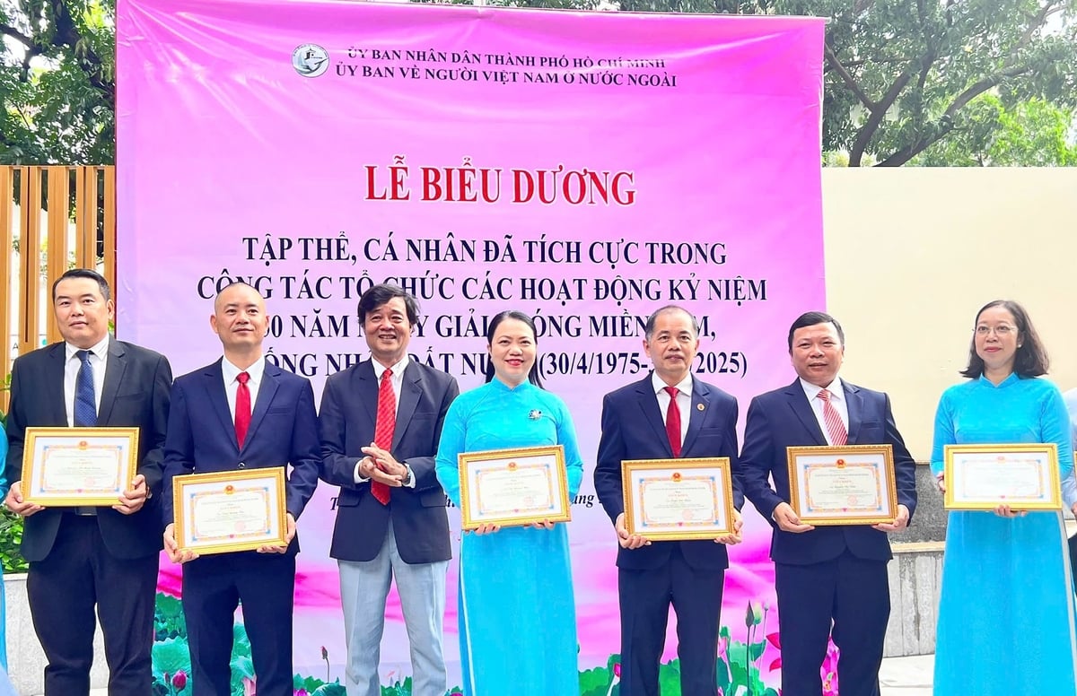 Bà Vũ Thị Huỳnh Mai, Chủ nhiệm Ủy ban về người Việt Nam ở nước ngoài TP.HCM trao tặng Giấy khen cho các cá nhân, tập thể có đóng góp trong các hoạt động về người Việt Nam ở nước ngoài. Ảnh: Nguyễn Thủy.